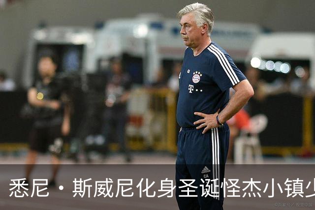 悉尼·斯威尼化身圣诞怪杰小镇少女,内衣广告提前过节